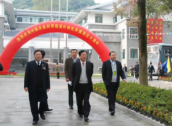 翟院長(zhǎng)參觀所區(qū)