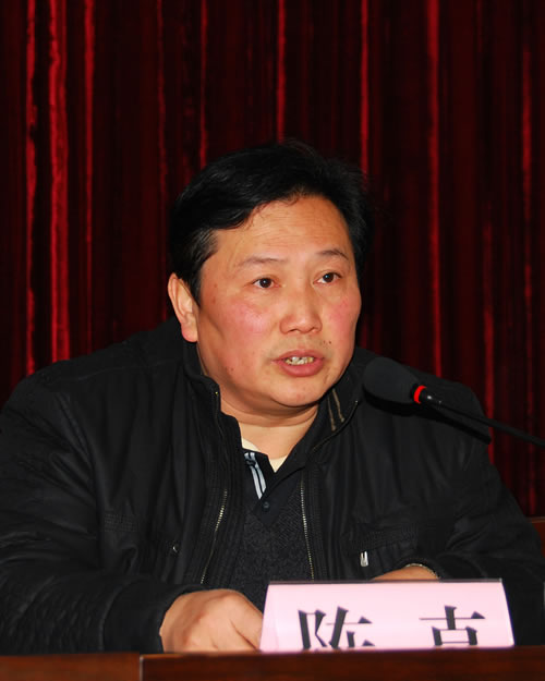 所黨委書記、所學習實踐活動領導小組組長陳直作總結報告