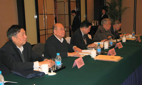 方智遠院士、蓋鈞鎰院士、陳宗懋院士、束懷瑞院士、張齊生院士(從左至右)參加研討會