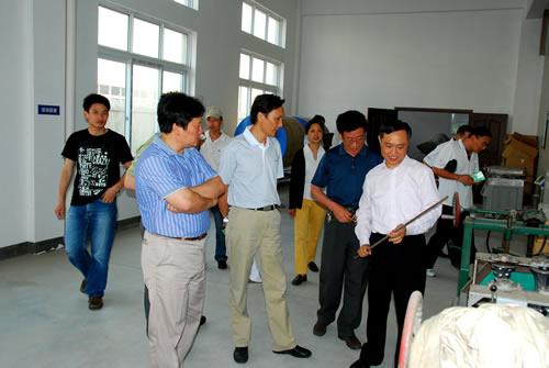 第三、第四黨支部黨員參觀寧海望府茶業(yè)有限公司車間